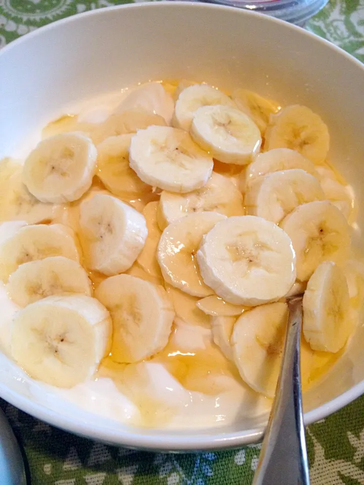 Greek Breakfast  Fresh Banana Honey Greek Yoghurt|Emanuel Hayashiさん