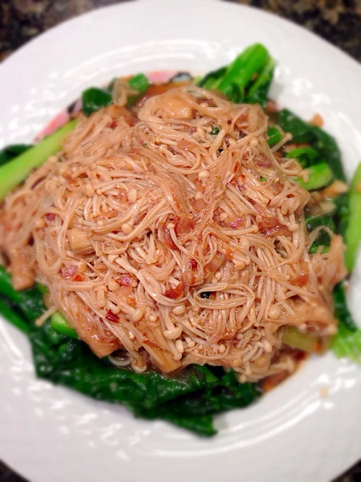 Enoki Mushroom on a bed of Chinese Broccoli|Allissa Zhaoさん