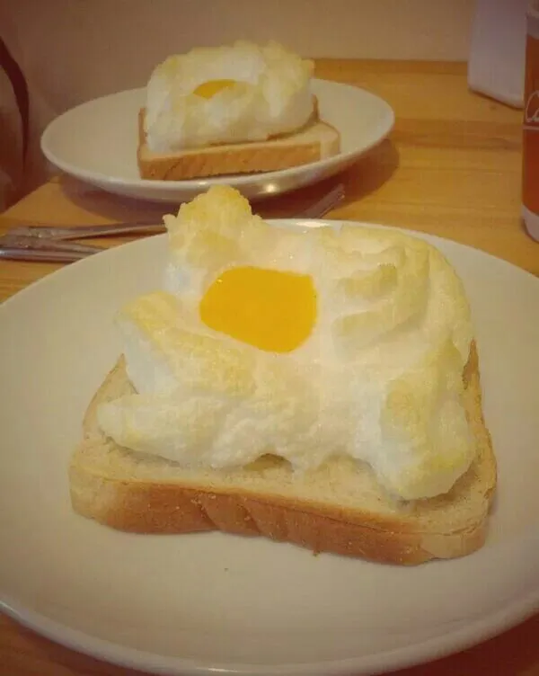 egg cloud on toast|CHUENCHAIさん