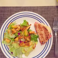 Snapdishの料理写真:Ensalada y sándwich!|Karla Castellanosさん