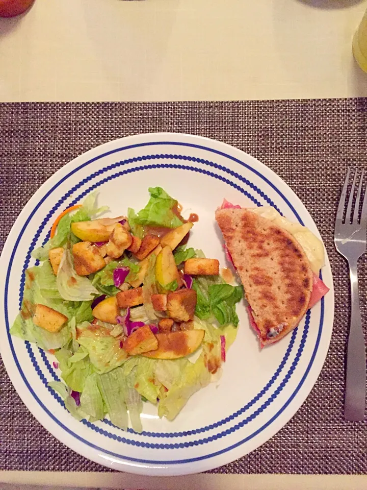 Snapdishの料理写真:Ensalada y sándwich!|Karla Castellanosさん