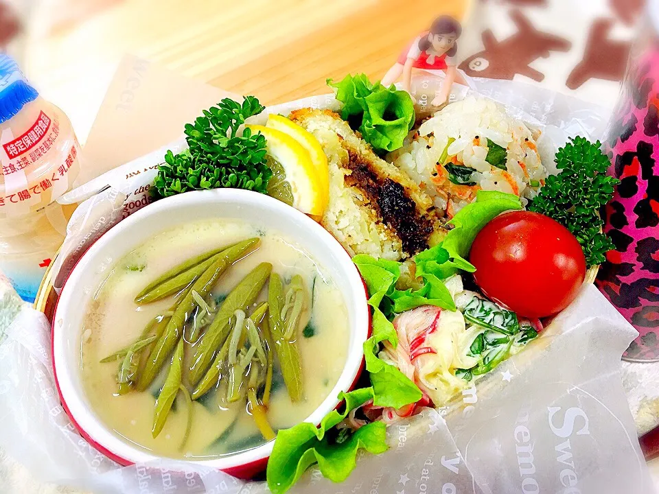 花エビと三つ葉のおにぎり&牛タン味噌のおからコロッケ&ほうれん草入りじゅんさい餡掛け茶碗蒸しお弁当♪|桃実さん