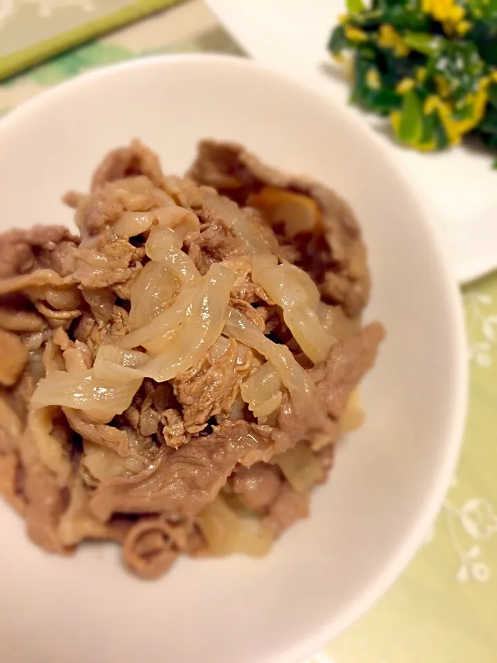 お肉と玉ねぎのすき焼き風味付け🍴ご飯がすすんじゃう！|桜央里さん