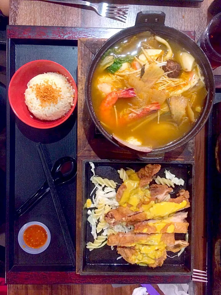 Snapdishの料理写真:Claypot Tomyam Soup & Chicken Chop|Enbony Yapさん