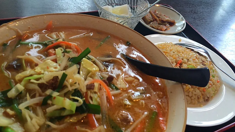 Snapdishの料理写真:【日替定食】味噌ラーメンと小チャーハンを頂きました。|momongatomoさん