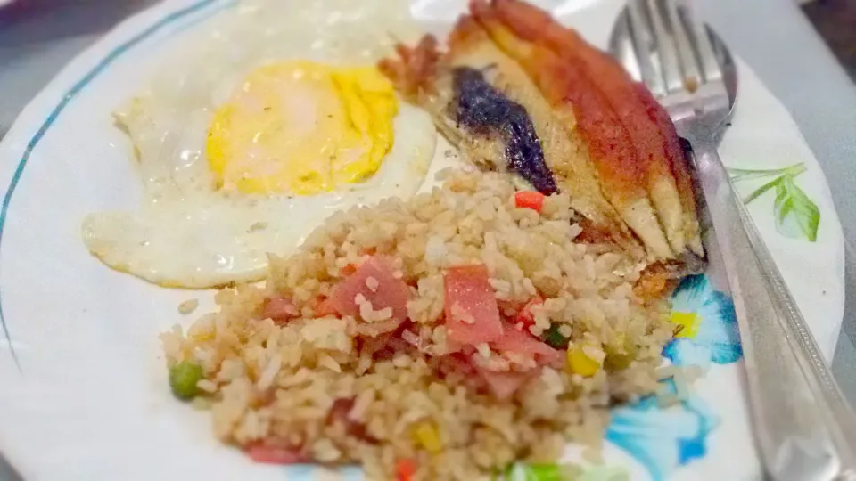 #friedrice #bonelessmilkfish #sunnysideup|Ivy Emia Astovezaさん