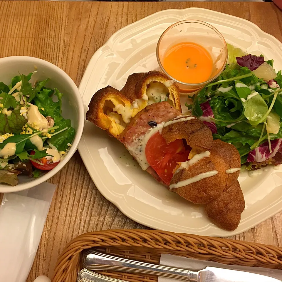 Popover sandwich with Italian sausage and potato salad, Cold carrot soup|Yayoweさん