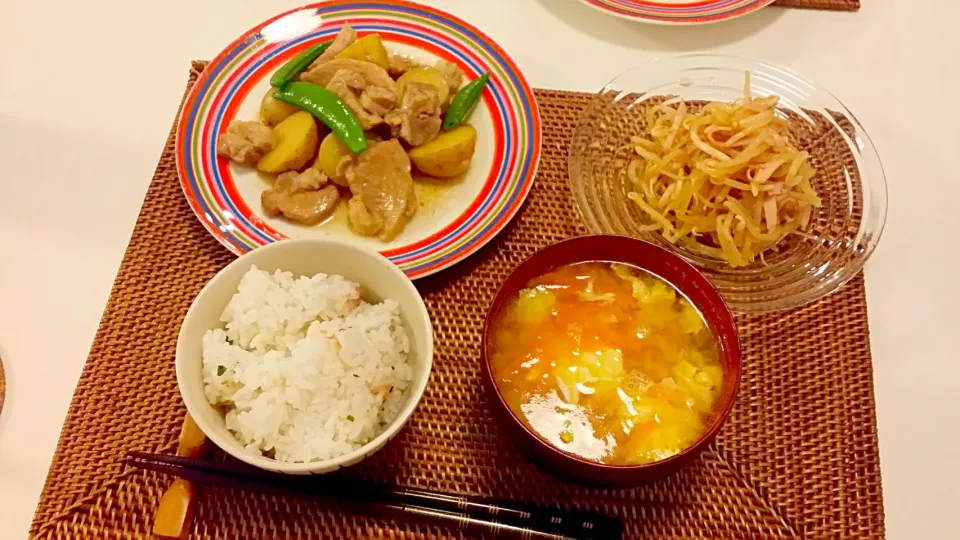 今日の夕食 新じゃがと豚肉の煮上げ、もやしのピリ辛サラダ、にんじんと卵の味噌汁|pinknari🐰🌈さん