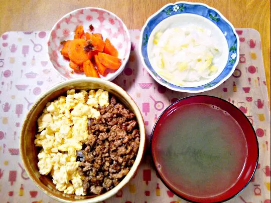 Snapdishの料理写真:５月１０日 そぼろ丼 にんじんの土佐煮 玉ねぎと塩レモンのマリネ わかめスープ|いもこ。さん