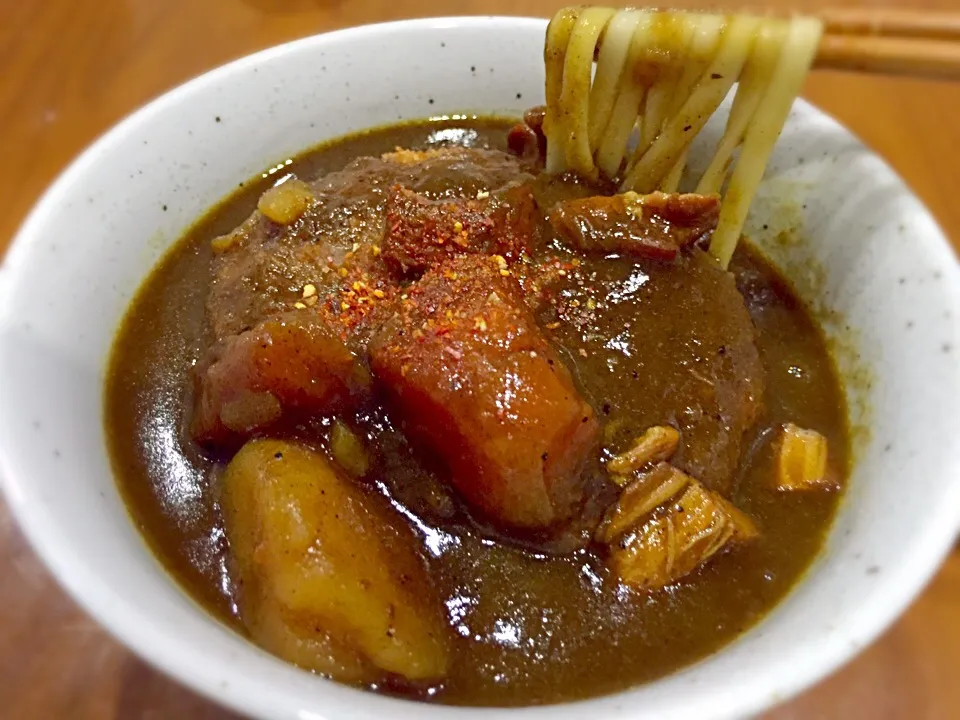 Snapdishの料理写真:（笑）お昼はコジャレタ弁当だったけど、晩ご飯は昨日の残りもんのカレーで、カレーうどんwしかもコロッケのせww(˶‾᷄ ⁻̫ ‾᷅˵)|みほままこさん