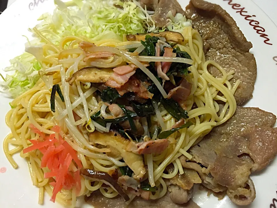 豚肉生姜焼きとキャベツを下敷きにして、しょうゆ&ペッパーのパスタ|shenhuaさん