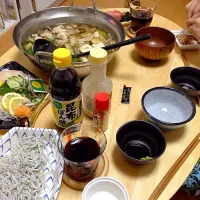 Snapdishの料理写真:しらす、鯛、とろお寿司、豚・葱・お豆腐・水菜・鰆のお鍋、ワイン|Chihiro Yoshikawaさん