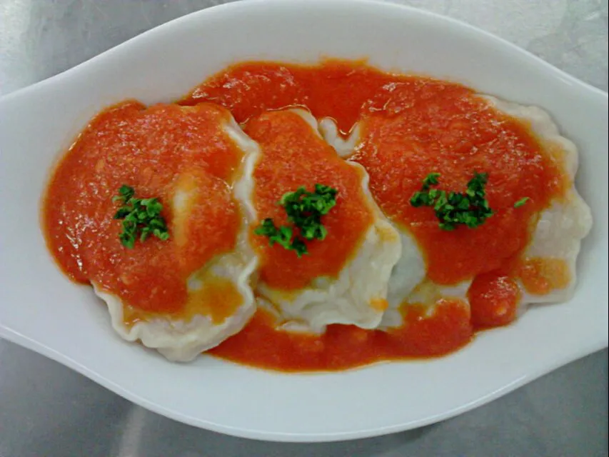 Ravioli with ricotta and spinach filling with tomato sauce.|tessさん