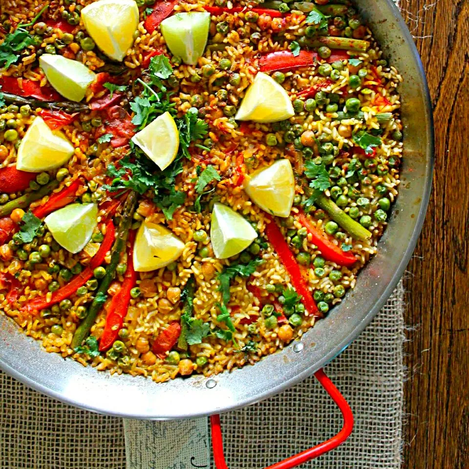 Vegan Paella with red bell peppers, asparagus, green peas, chick peas, cilantro,limes and lemons.|lisaさん