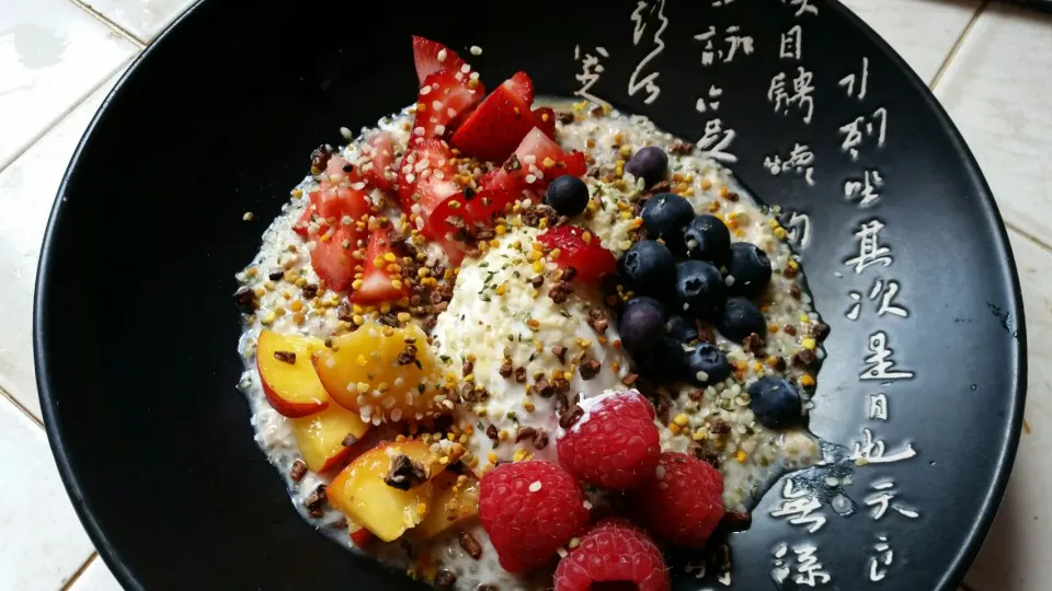 Breakfast Berry Superfood Bowl|Christina Sasserさん