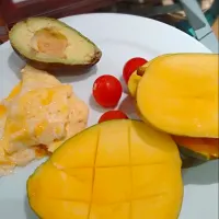 mango scrambled egg avo and tomato|Larissaさん