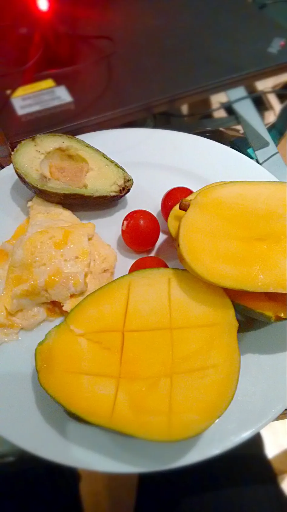 mango scrambled egg avo and tomato|Larissaさん