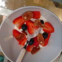 greek yogurt fruit n nuts|Larissaさん