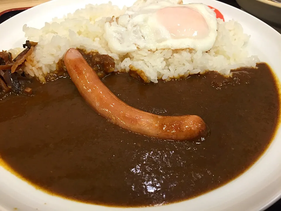 オリジナルカレーにソーセージ目玉焼き|マハロ菊池さん