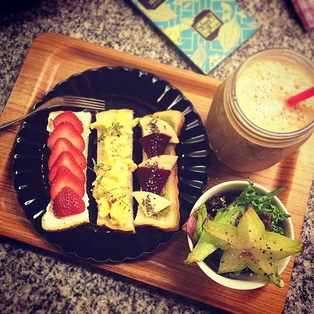 Mini Open Sandwiches and Banana Strawberry Smoothie.|Yuka Nakataさん