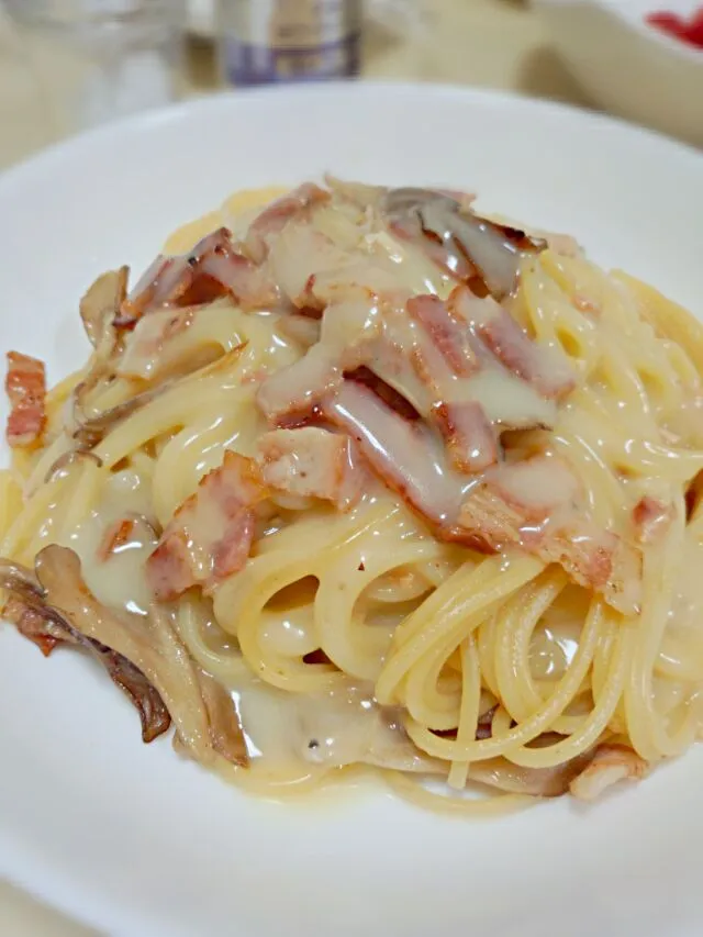 ベーコン舞茸のパスタ~カルボナーラソースで~🍝|みぃさんさん