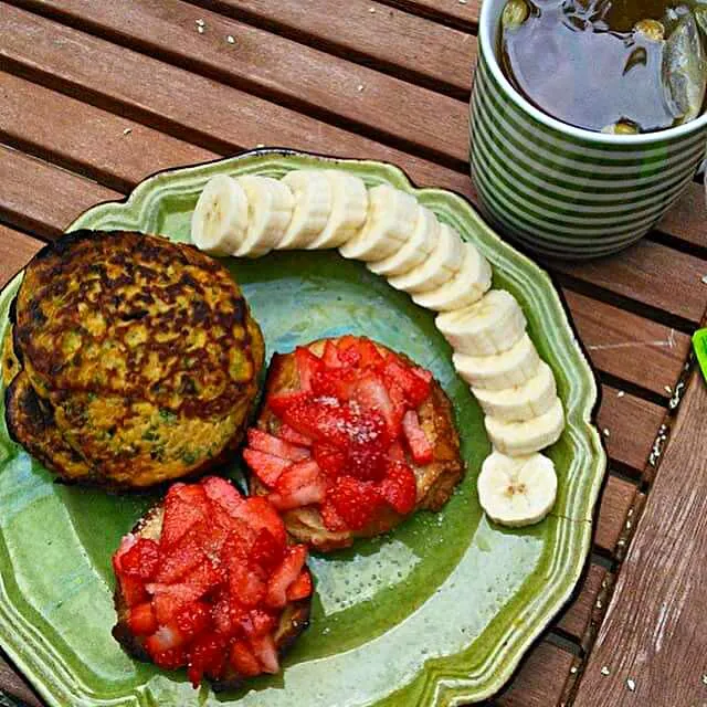 kale and pumpkin pancakes topped with fresh strawberries,bananas on the side|CHUENCHAIさん