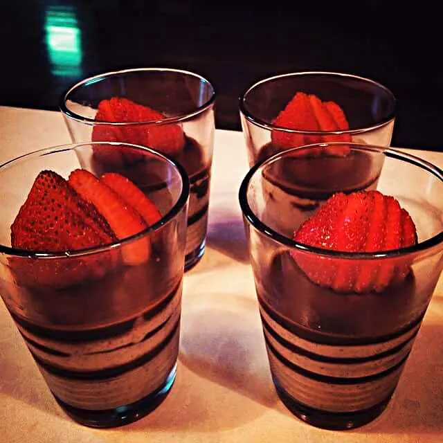 vanilla chocolate mousse strawberry garnish|CHUENCHAIさん