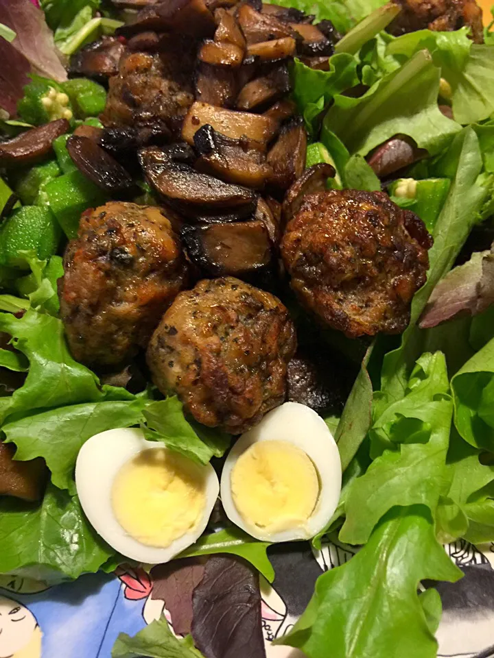 Salad with Italian Meatballs, quail eggs and portabella mushrooms|Cheryl Melnickさん