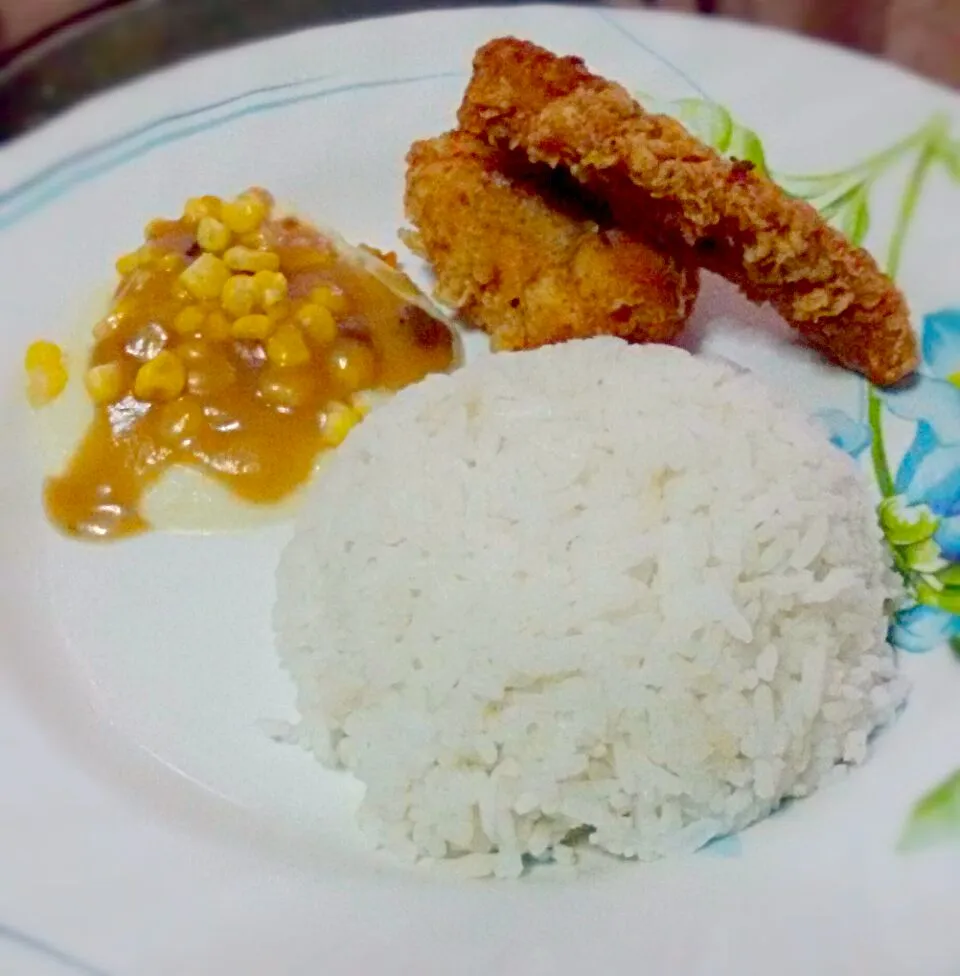 #breadedchickenfillet with #mashedpotato #corn and #gravy|Ivy Emia Astovezaさん