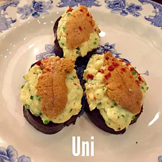 eggs and uni on black toast|CHUENCHAIさん