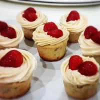 Strawberry cheesecream cupcakes|michelle cendanaさん