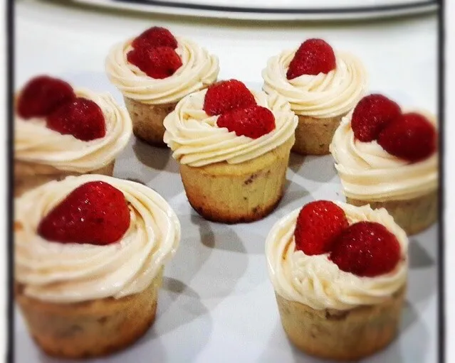 Strawberry cheesecream cupcakes|michelle cendanaさん