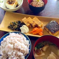 だし巻き玉子、塩さば、手作り豆腐の冷奴、二八蕎麦、香の物(高菜の甘辛胡麻炒め、しそ昆布、たくあん漬け)※手作りです^ ^  人参の甘酢炒め、里芋と大根と舞茸の味噌汁、10穀ご飯|D-aiさん