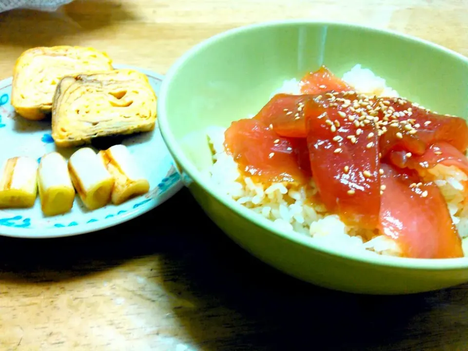 夕飯　マグロの漬け丼　卵焼き　ネギの醤油炒め|さちさん