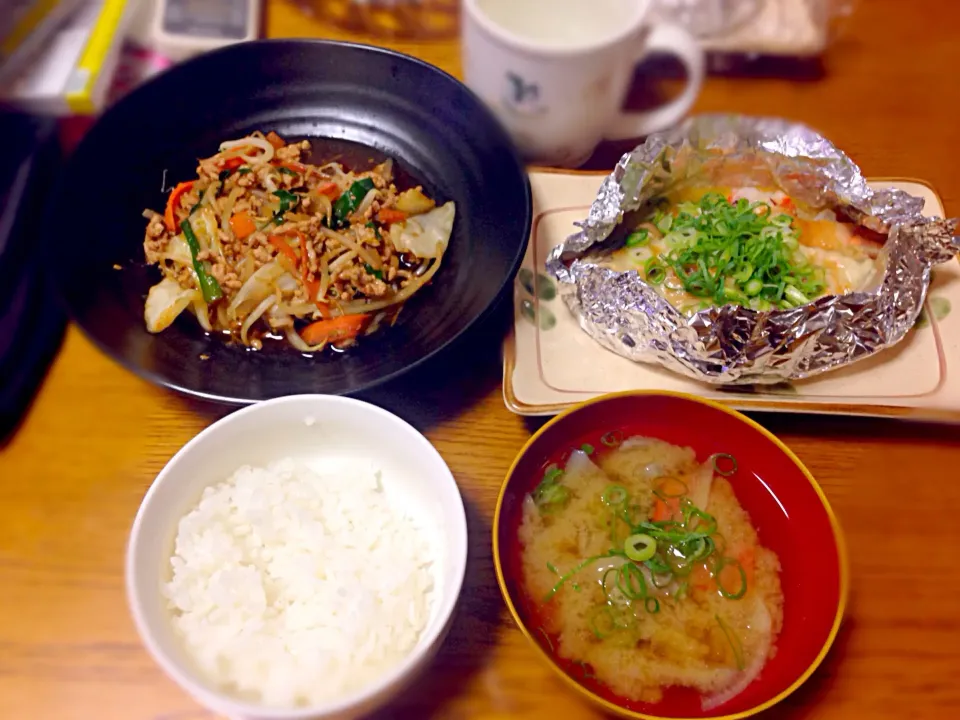 Snapdishの料理写真:肉みそ野菜炒め、鮭のホイル焼き|舞さん