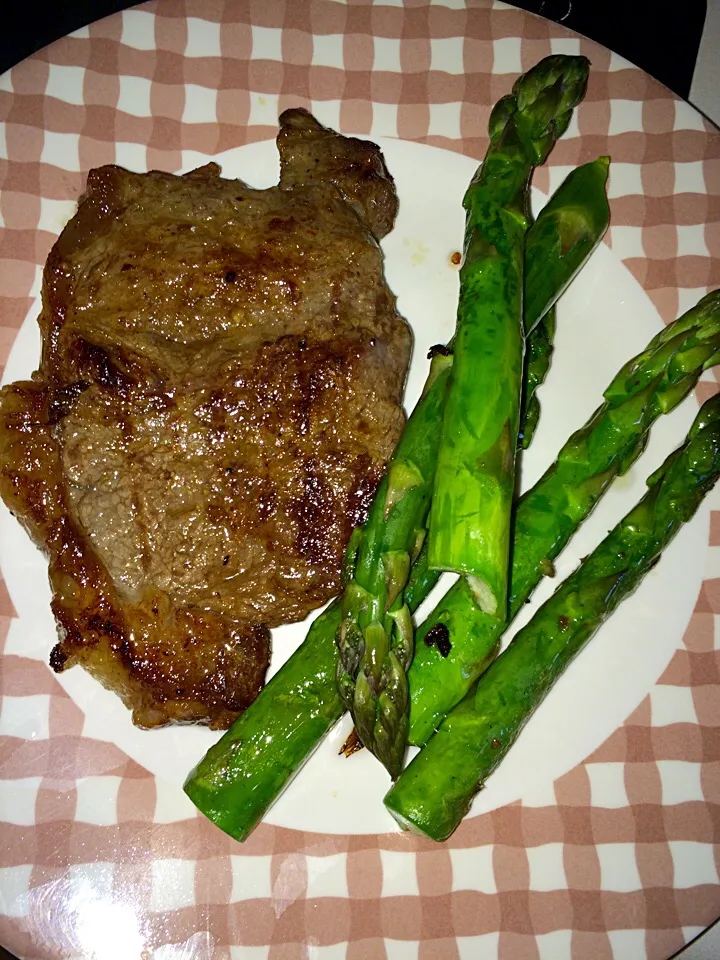 Snapdishの料理写真:Home made steak and grilled asparagus|aida arafatさん