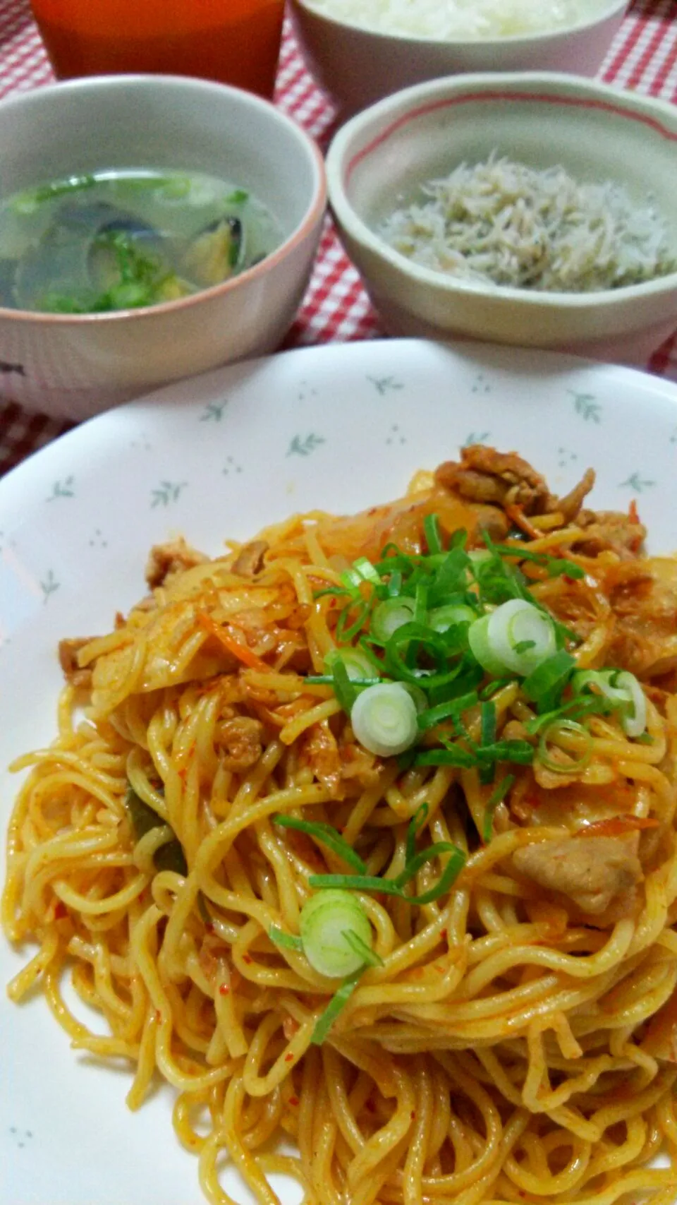 キムチ焼きそば(豚小間肉･白菜キムチ･ピーマン･青ねぎ)、じゃこおろし(大根)、スープ(あさり･新生姜･青ねぎ)|まあるさん