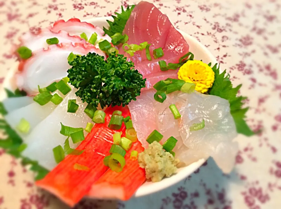 海鮮丼😋スーパーで半額シールの刺身盛り合わせを乗っけました💕|まるちゃんさん