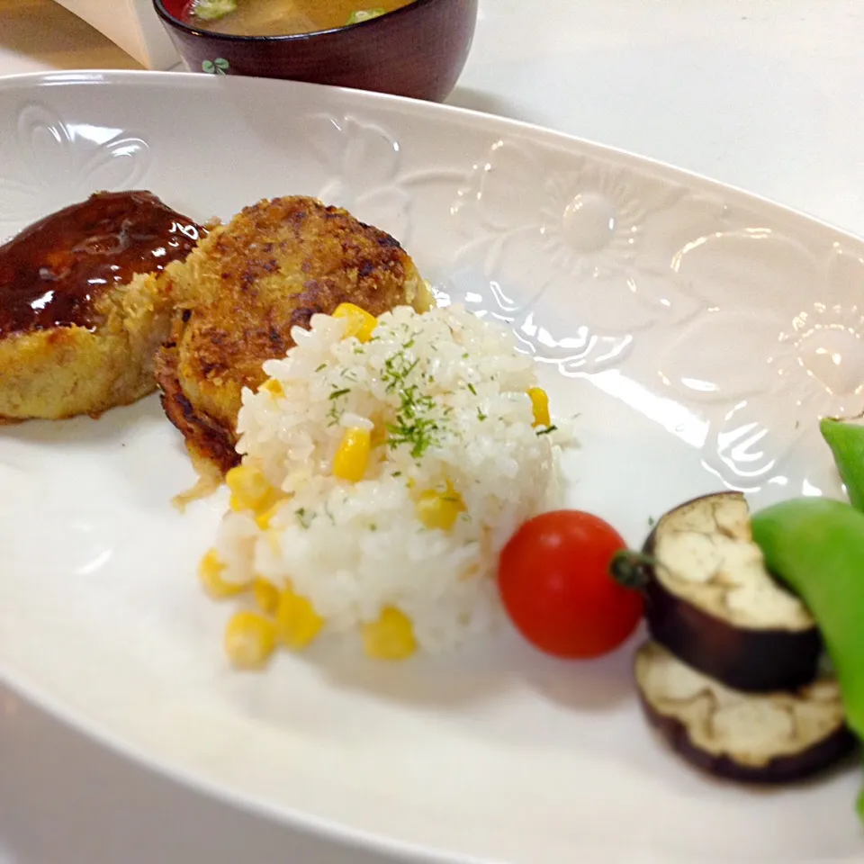 娘たちのおゆはん  コロッケ コーンご飯 茄子グリル 茹でスナップえんどう お味噌汁  今日は遅くなってしまった〜(´Д` )|yukoさん