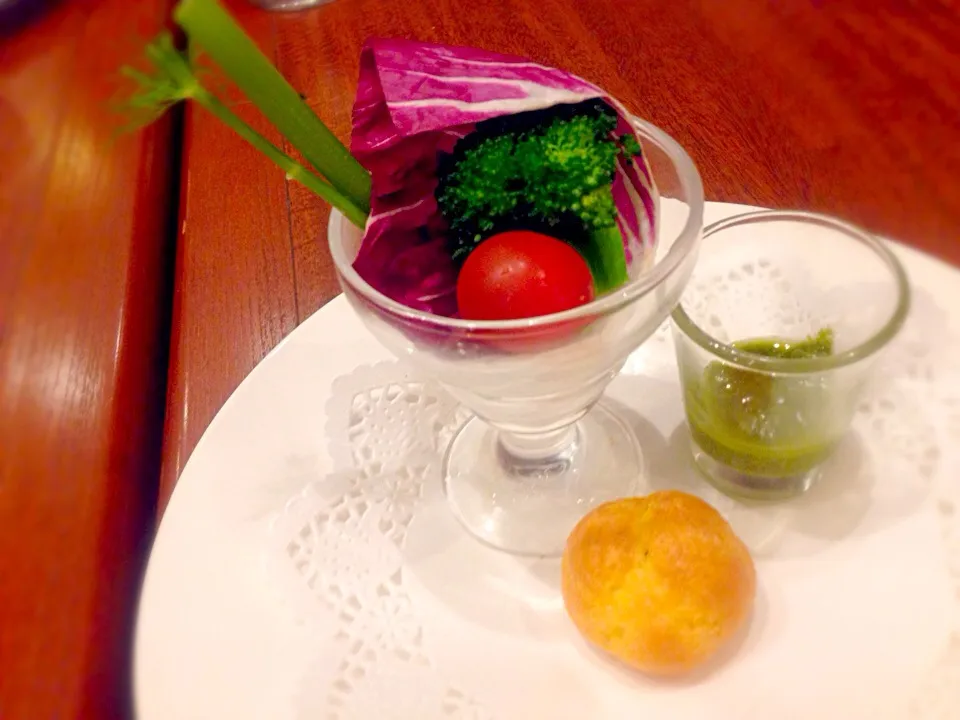 Snapdishの料理写真:ロイヤル ホスト・南フランス ニース料理フェア Amuse お食事前のお楽しみ  野菜のディップ〜アンショワイヤードソース〜＆グジェール🇫🇷|ゆうじ.さん