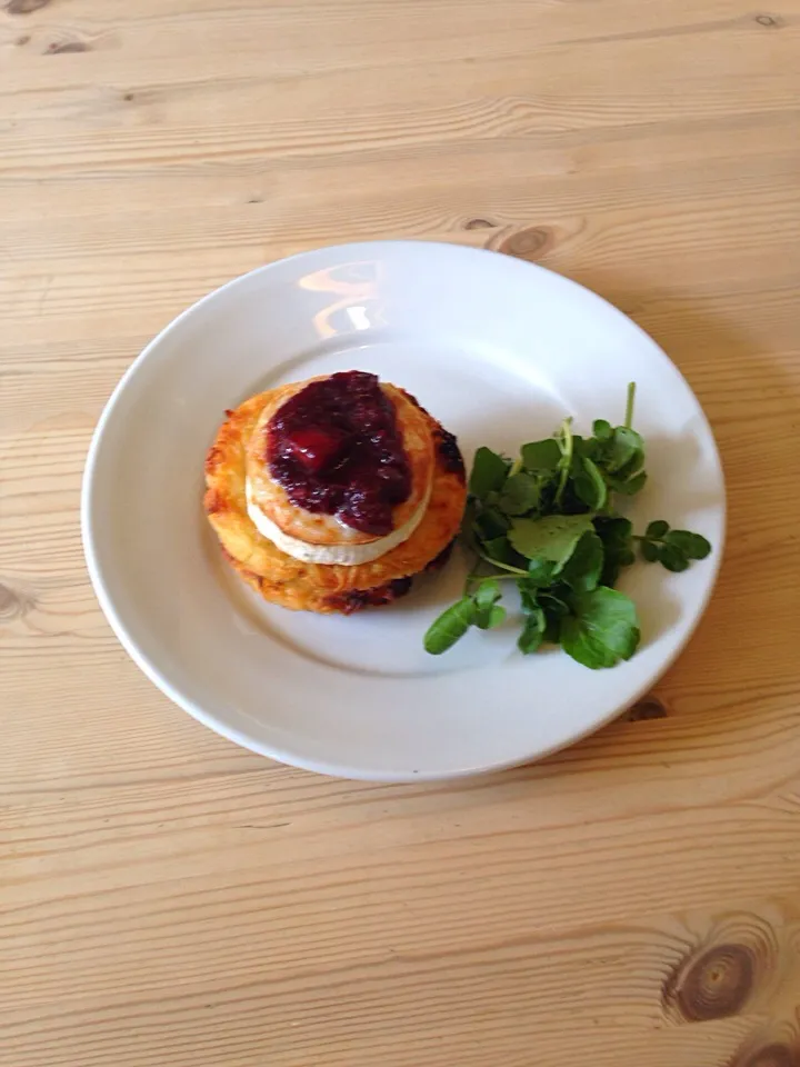 Grilled goats cheese on rosti potato with blackcurrant chutney.|emmaさん