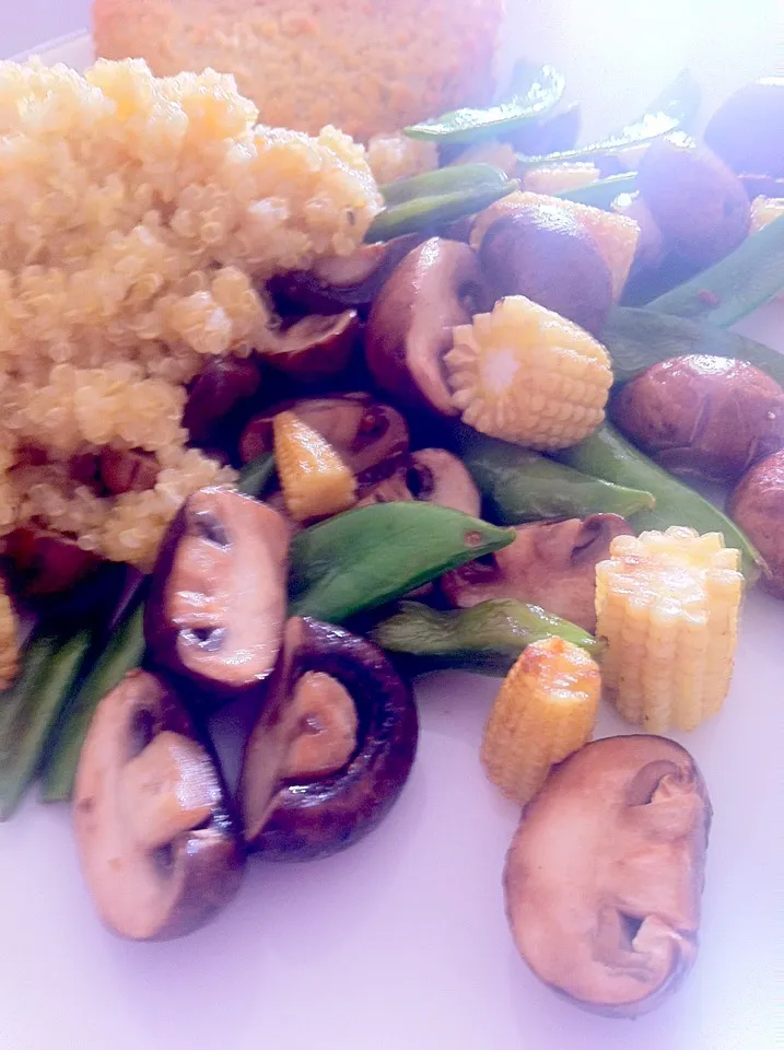 Mixed stir day vegetables on coconut oil with quinoa and a veggie burger|🍓Jolejo🍓さん