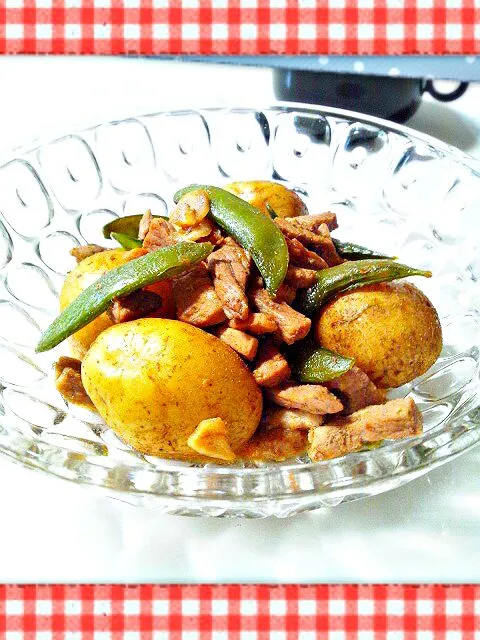 Tomoko Itoさんの新ジャガと豚バラブロックのニンニク炒め煮💕|みったんさん