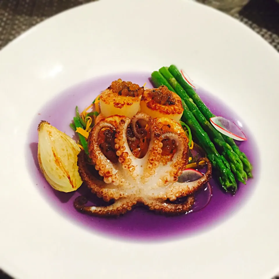 grilled scallops caviar,baby octopus and purple consommé|Carol Diasさん