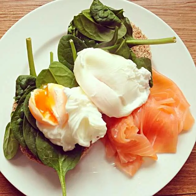 poached egg salmon spinach whole meal bun|CHUENCHAIさん