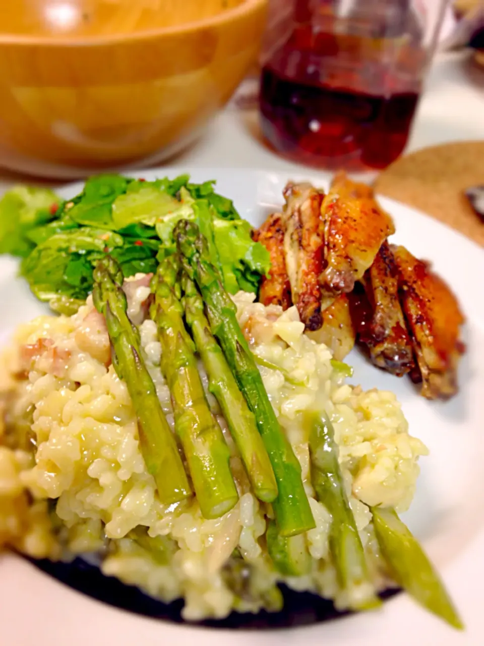 Snapdishの料理写真:Asparagus risotto with black pepper chicken wings. アスパラリゾットと黒胡椒チキン。|mrndさん