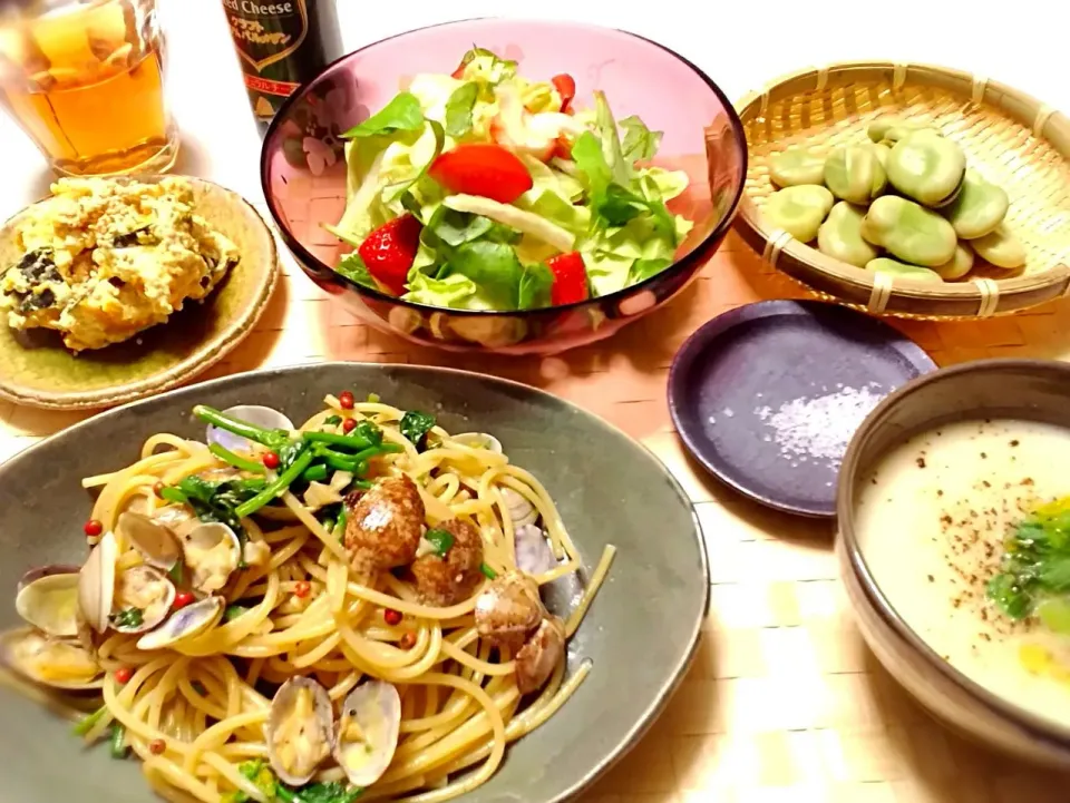 冬と春が混ざった定食。菜花と浅蜊パスタ、蕪のポタージュ、南瓜白和え、苺サラダ、空豆。|こいさんさん