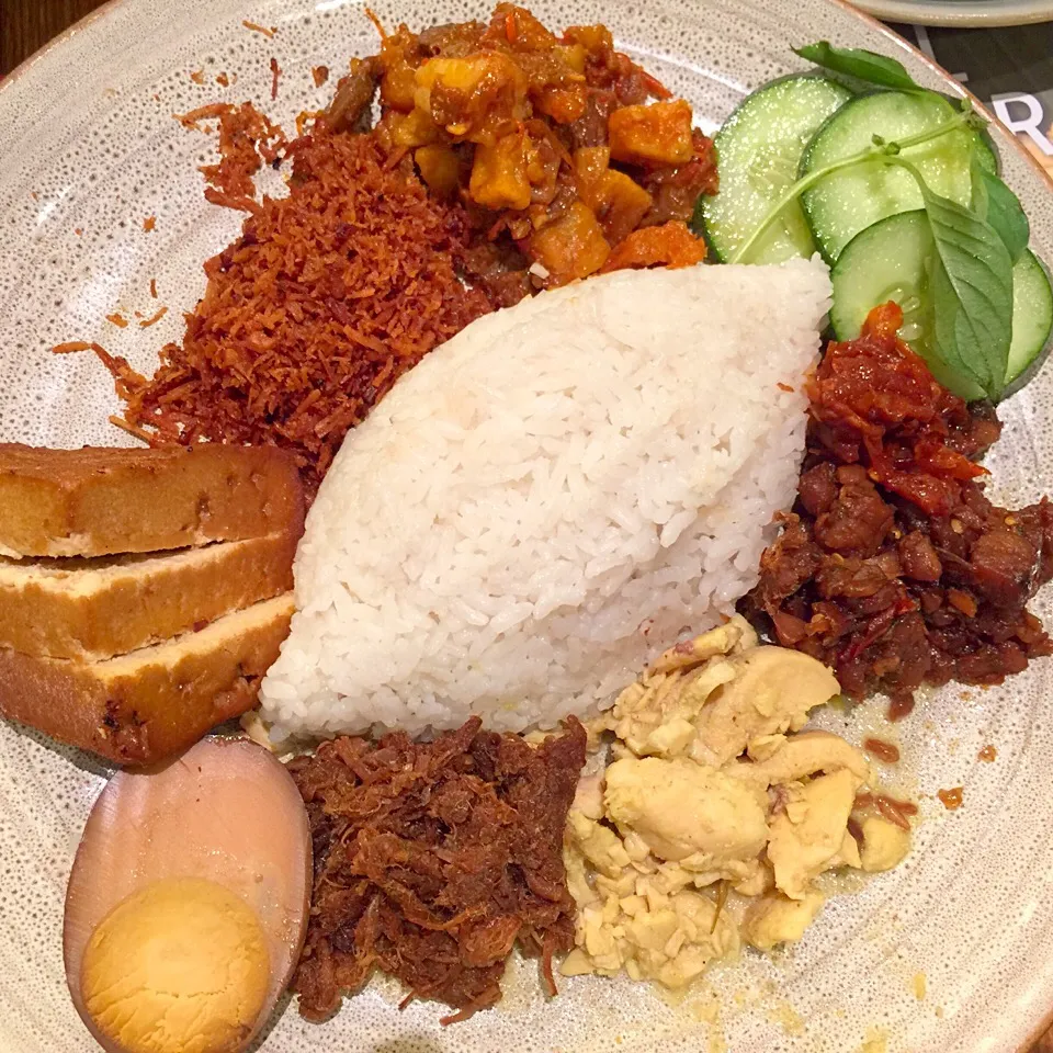 Nasi Bogana. Nasi gurih, Sambal goreng tempe kacang panjang, Ayam kari suir, Dendeng age, Sambal goreng ampela ati, Telur pindang, Tahu bacem|Meliaさん