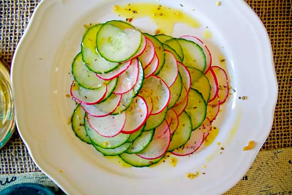 A simple Raw Cucumber and Radish Salad with herbs, olive oil and lemon juice.|lisaさん