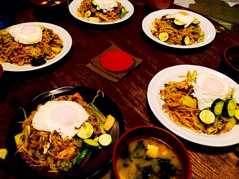 目玉焼き乗っけ焼そばと若芽とお豆腐のお味噌汁|トキロックさん